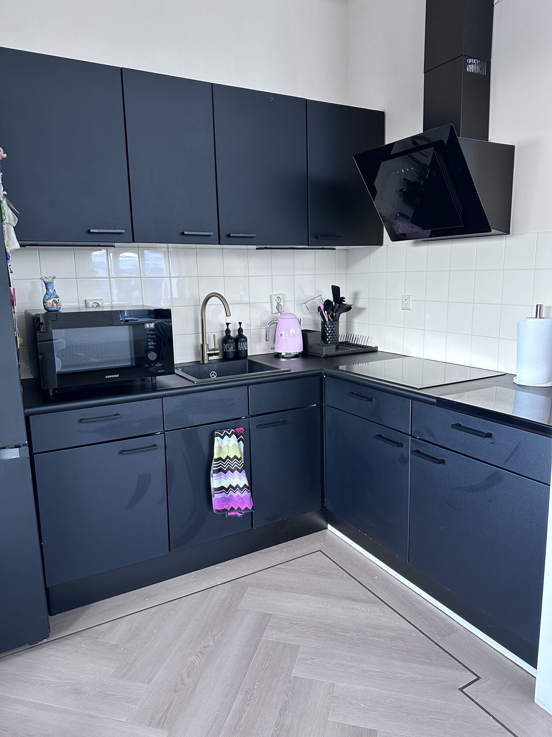 Keuken gewrapt in donkerblauw mat