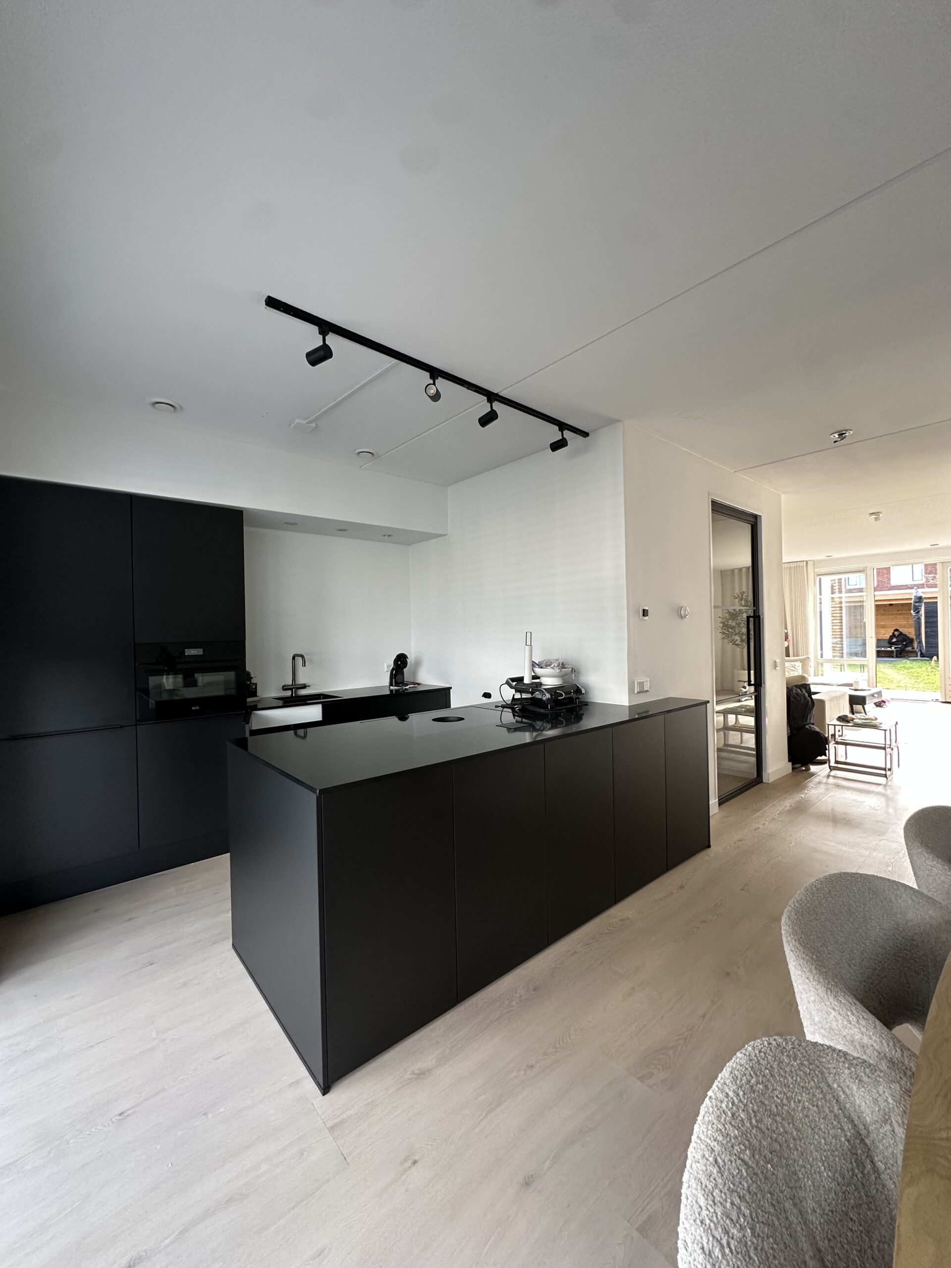 Strakke zwart matte keuken gewrapt door WrapByDjam