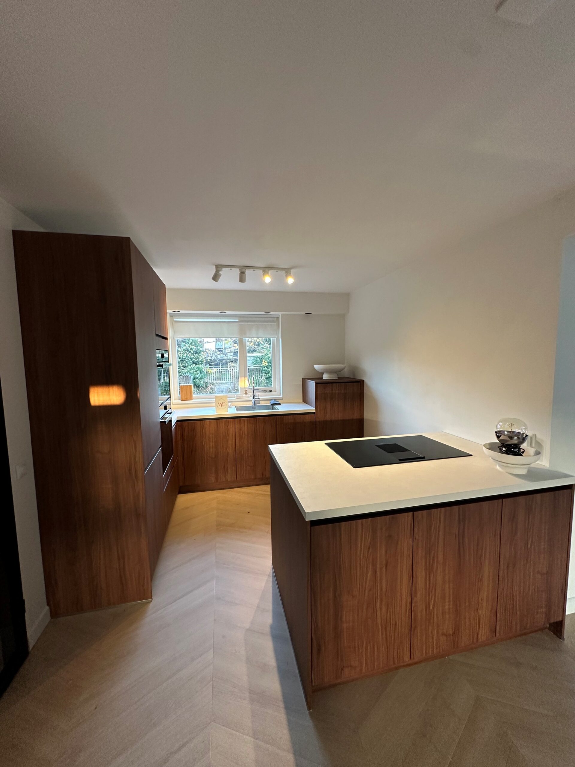 Keuken na het wrappen - strak mat zwart