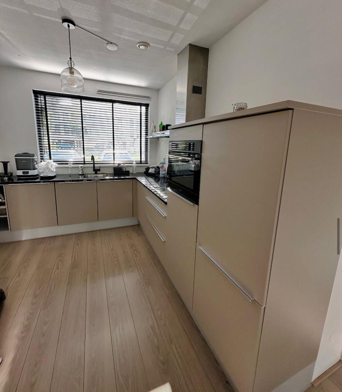 Beige moderne greeploze keuken