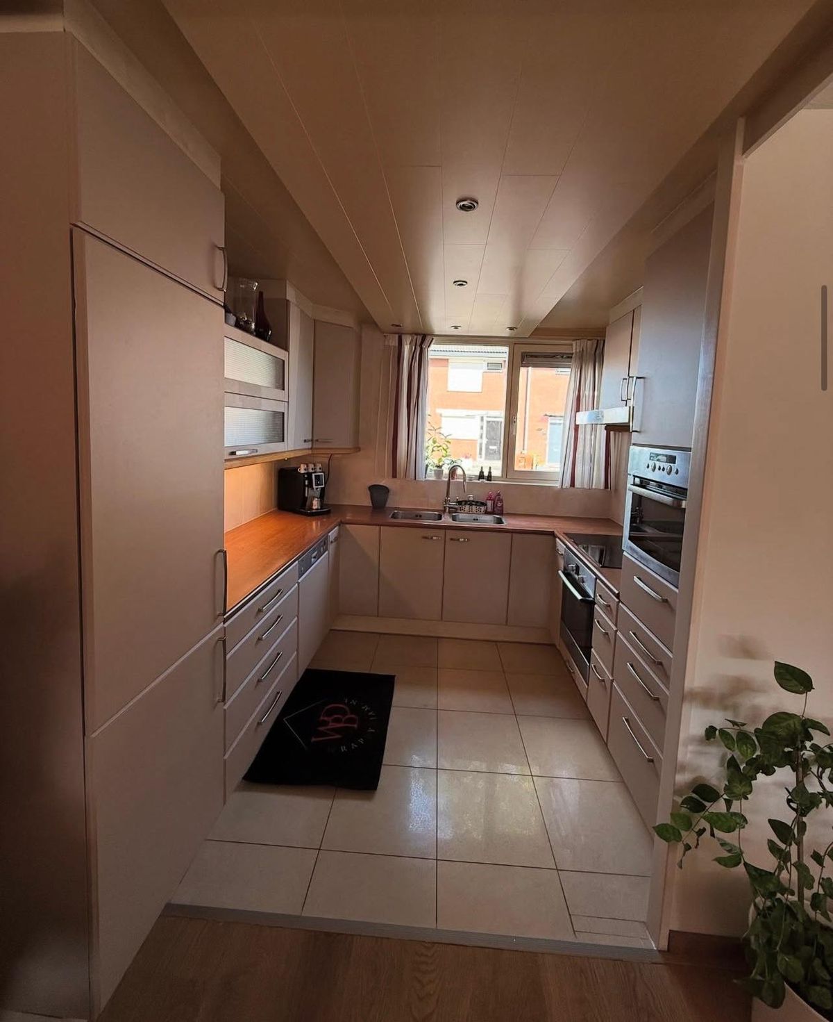 Beige keuken met oranje accenten