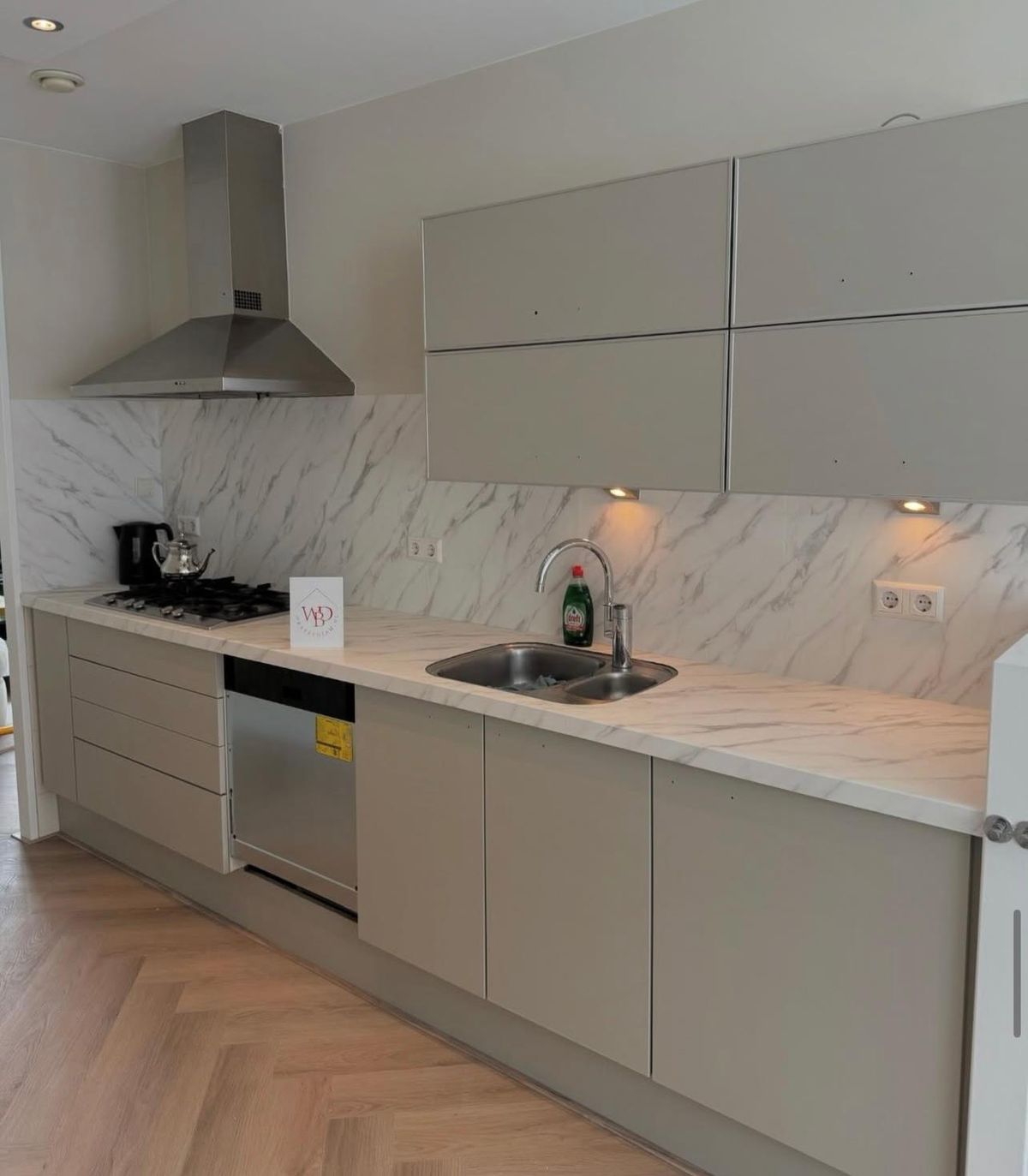 Grijze keuken met marmeren achterwand
