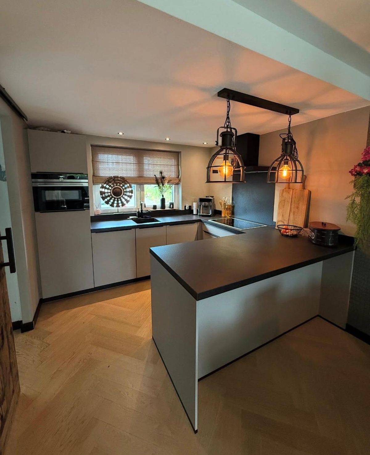 Taupe eilandkeuken met donker blad