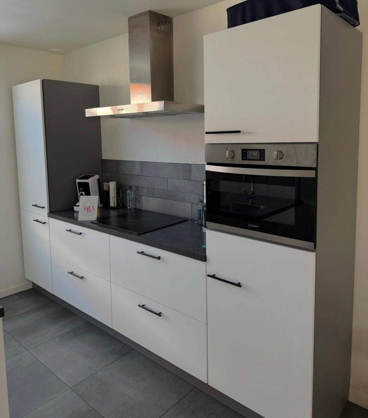 Witte keuken met zwarte grepen